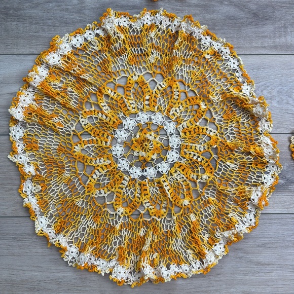 Vintage Hand Knit Ruffle Doilies - Picture 6 of 7